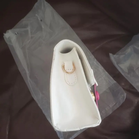 Hello Kitty Shoulder Bag - Kawaii Design in White and Pink with Adjustable Strap - Picture 12 of 13